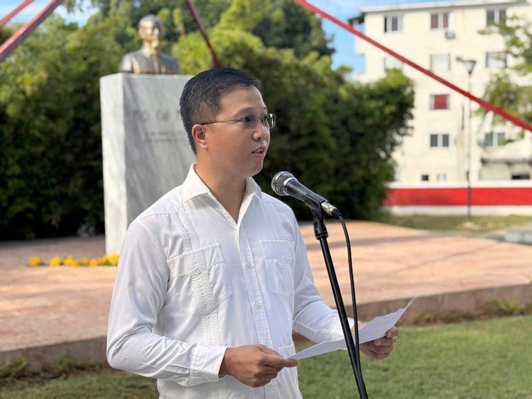 Đại biện Lâm thời Đại sứ quán Việt Nam tại Cuba Dương Bình phát biểu tại sự kiện. (Ảnh: Đại sứ quán Việt Nam tại Cuba) danghoa2.jpg