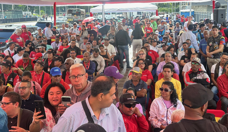 Đông đảo quần chúng nhân dân thành phố Caracas tham dự Lễ kỷ niệm 80 năm Quốc khánh Việt Nam. (Ảnh: Đại sứ quán Việt Nam tại Venezuela) quan-chung-nhan-dan-caracas-tai-le-ky-niem.jpg