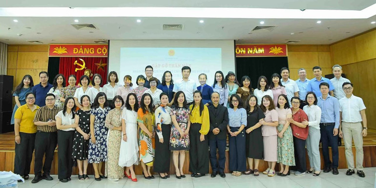 Thứ trưởng Ngoại giao Lê Thị Thu Hằng và Chủ nhiệm Ủy ban Nhà nước về người Việt Nam tại nước ngoài Nguyễn Trung Kiên chụp ảnh kỷ niệm với các nhà báo tham dự buổi gặp (Ảnh: Nguyễn Hồng) cung-gan-ket-nhung-trai-tim-nguoi-viet-xa-xu-20250624151147.jpg