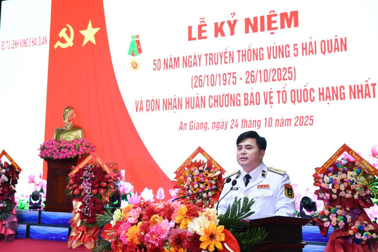 Chuẩn Đô đốc Trịnh Xuân Tùng trình bày diễn văn tại lễ kỷ niệm. 2.jpg