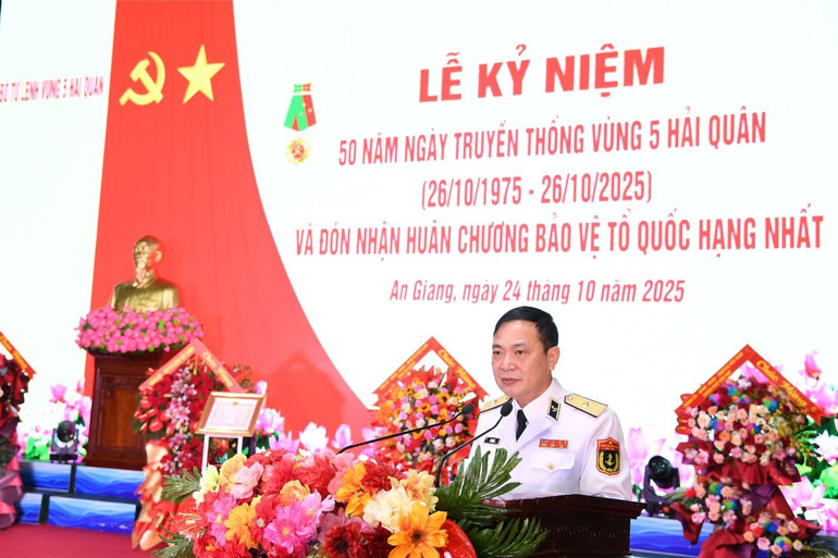Chuẩn Đô đốc Lê Bá Quân phát biểu. 5.jpg