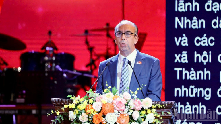 Đại sứ Cuba tại Việt Nam Rogelio Polanco Fuentes phát biểu tại chương trình nghệ thuật. ndo_br_cu3.jpg