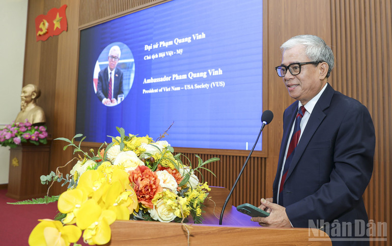 លោកឯកអគ្គរដ្ឋទូត Pham Quang Vinh អតីតអនុរដ្ឋមន្ត្រីក្រសួងការបរទេស អតីតឯកអគ្គរដ្ឋទូតវៀតណាមប្រចាំនៅអាមេរិក និងជាប្រធានសមាគមវៀតណាម-អាមេរិកបានមានប្រសាសន៍នៅក្នុងសិក្ខាសាលានេះ។ (រូបថត៖ Dinh Hoa) ndo_br_ht5.jpg