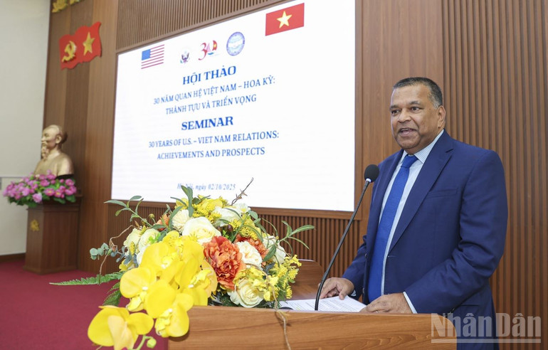 លោកបណ្ឌិត Satu Limaye អនុប្រធានមជ្ឈមណ្ឌល East-West នាយកមជ្ឈមណ្ឌល East-West នៅ Washington (សហរដ្ឋអាមេរិក) បានចែករំលែកនៅក្នុងសិក្ខាសាលា។ (រូបថត៖ Dinh Hoa) ndo_br_ht1.jpg