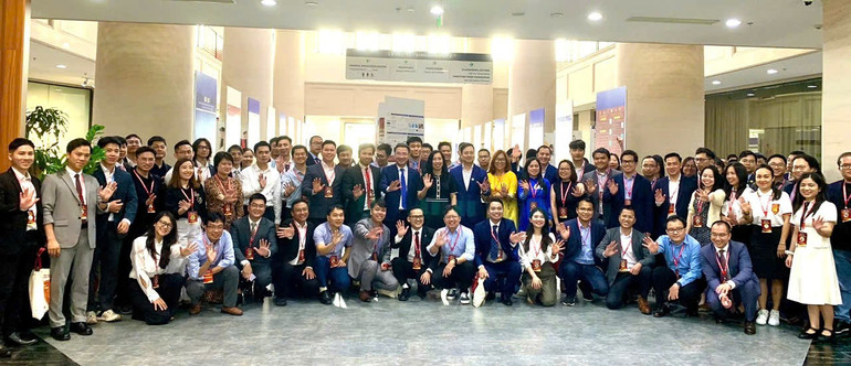 Các đại biểu tham dự buổi gặp chụp ảnh kỷ niệm. (Ảnh: Ủy ban Nhà nước về người Việt Nam ở nước ngoài) hang2.jpg