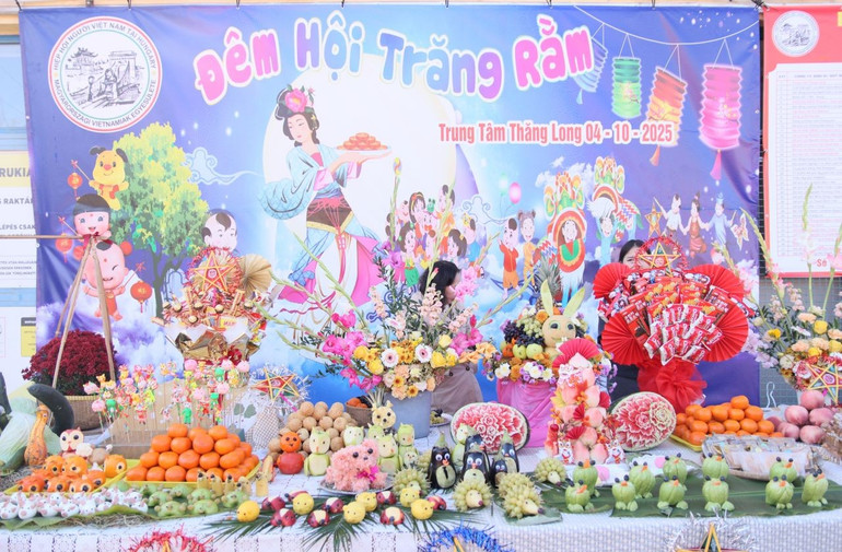 Mâm cỗ Trung thu được trang trí mang đậm nét văn hóa truyền thống quê hương. (Ảnh: Đại sứ quán Việt Nam tại Hungary) trungthu2.jpg