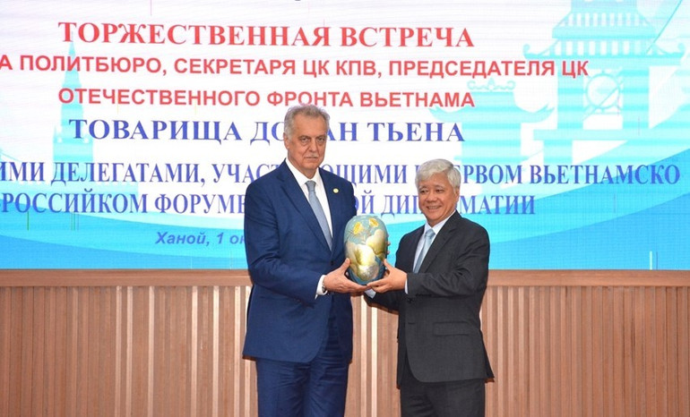 Đồng chí Đỗ Văn Chiến trao quà kỷ niệm tặng Chủ tịch Ủy ban Đối ngoại Saint Petersburg Evgeny Grigoriev. gap5.jpg