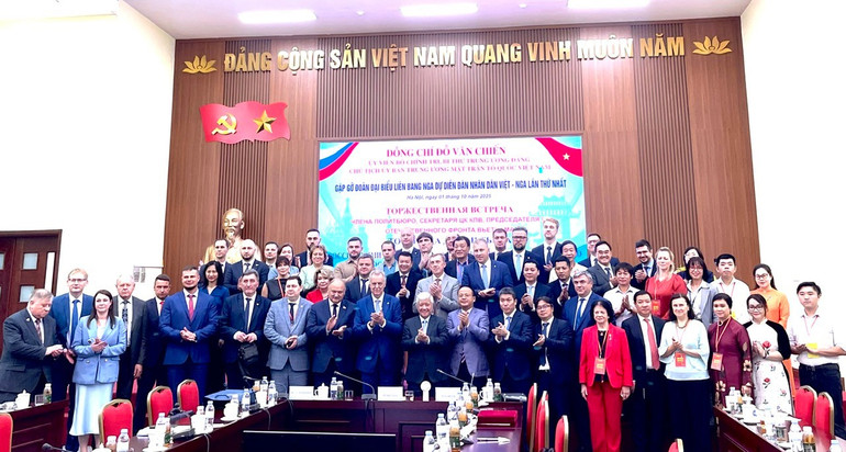 Các đại biểu chụp ảnh kỷ niệm. gap4.jpg