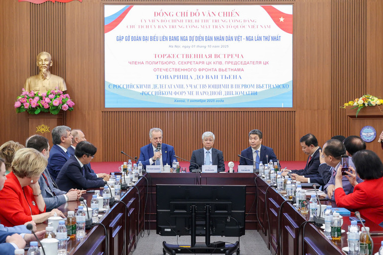 Chủ tịch Ủy ban Đối ngoại Saint Petersburg Evgeny Grigoriev chia sẻ tại buổi gặp mặt. gap1.jpg