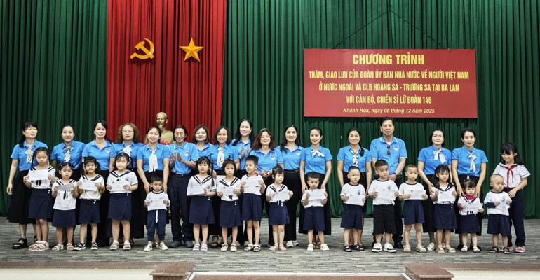 tang-qua-cac-em-hoc-sinh-truong-mam-non-tieu-hoc-can-cu-qs-cam-ranh.jpg