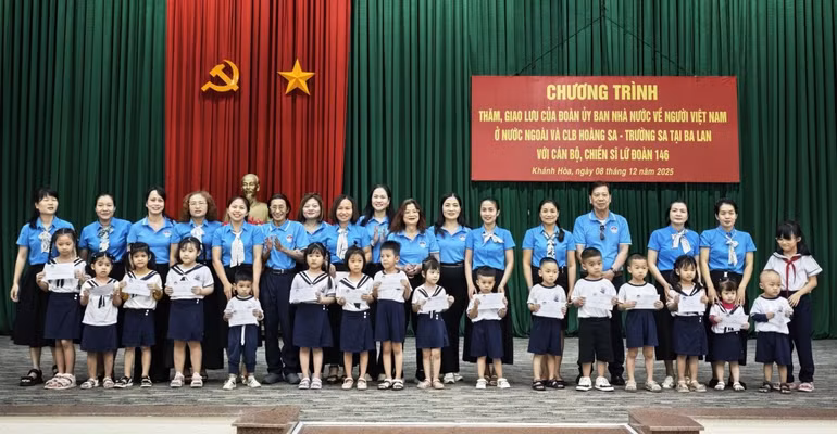 tang-qua-cac-em-hoc-sinh-truong-mam-non-tieu-hoc-can-cu-qs-cam-ranh.jpg