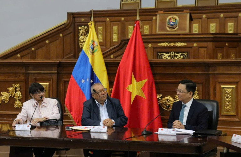 Ông Saul Ortega, Chủ tịch Nhóm Nghị sĩ hữu nghị Venezuela-Việt Nam tiếp và làm việc với Đoàn Liên hiệp các tổ chức hữu nghị Việt Nam thăm Venezuela tháng 5/2025. ongvene2.jpg