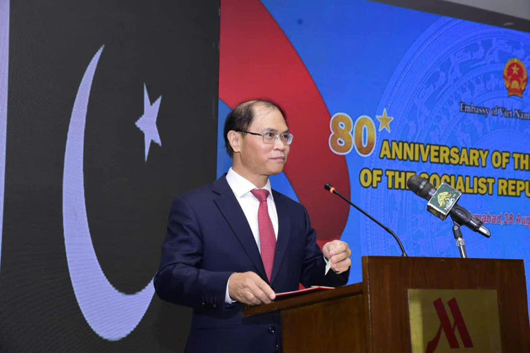 Đại sứ Phạm Anh Tuấn phát biểu tại Lễ kỷ niệm 80 năm Cách mạng Tháng Tám thành công và Quốc khánh 2/9 tại thủ đô Islamabad tối 28/8 vừa qua. (Ảnh: Đại sứ quán Việt Nam tại Pakistan) phongvan2.jpg