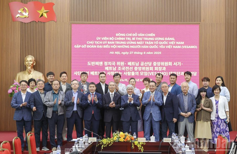 Đồng chí Đỗ Văn Chiến và lãnh đạo Liên hiệp các tổ chức hữu nghị Việt Nam, Hội Hữu nghị Việt Nam-Hàn Quốc chụp ảnh kỷ niệm với Đoàn đại biểu Hội Những người Hàn Quốc yêu Việt Nam. (Ảnh: PV) ndo_br_hanquoc2.jpg