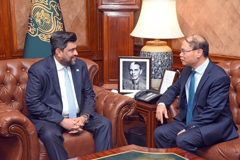 Đại sứ Phạm Anh Tuấn trao đổi với Thống đốc tỉnh Sindh Kamran Khan Tesorri. (Ảnh: Đại sứ quán Việt Nam tại Pakistan) pa6.jpg