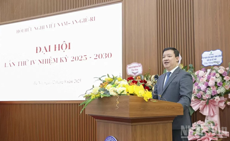 Phó Chủ tịch Liên hiệp các tổ chức hữu nghị Việt Nam Nguyễn Ngọc Hùng phát biểu tại Đại hội. ndo_br_thuc-day-giao-luu-nhan-dan-viet-nam-algeria-trong-giai-doan-moi-20250812174331.jpg