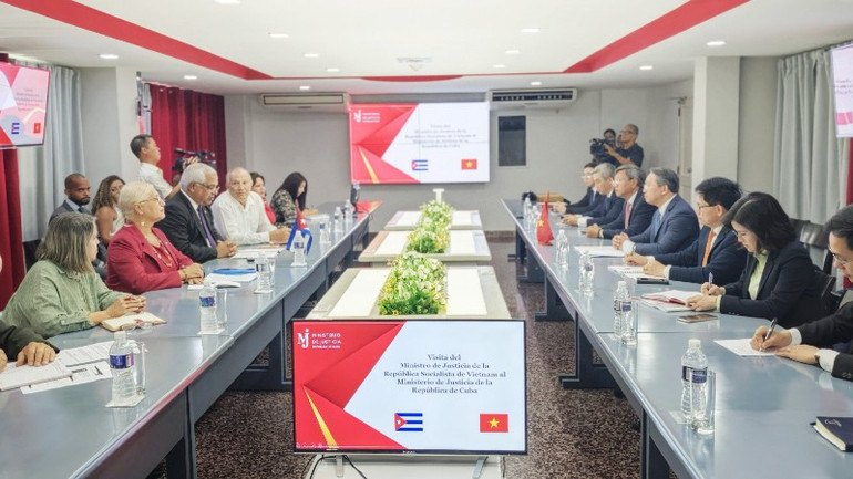 Toàn cảnh cuộc hội đàm giữa Bộ trưởng Oscar Manuel Silveira Martínez với Bộ trưởng Nguyễn Hải Ninh. (Ảnh: Đại sứ quán Việt Nam tại Cuba) cuba1-1108.jpg