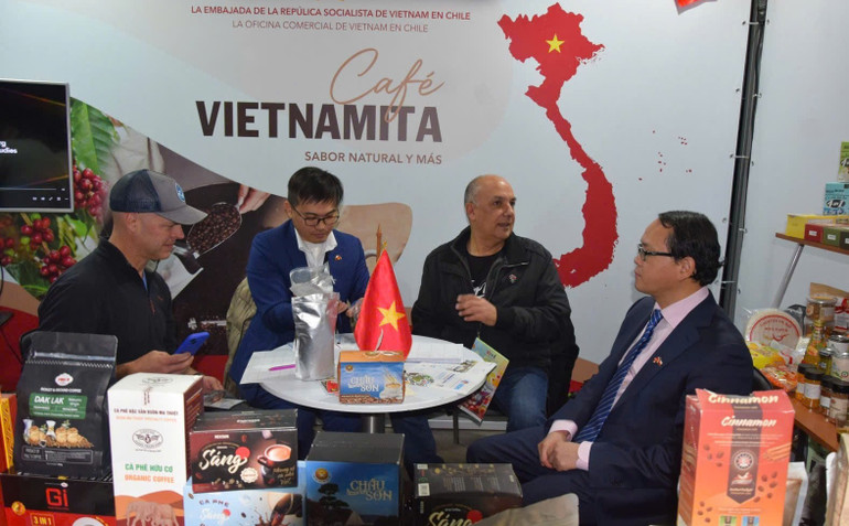 Nhiều đối tác đã chủ động tiếp cận, trao đổi thông tin và bày tỏ mong muốn hợp tác với các doanh nghiệp cà-phê Việt. (Ảnh: Đại sứ quán Việt Nam tại Chile) cf1.jpg