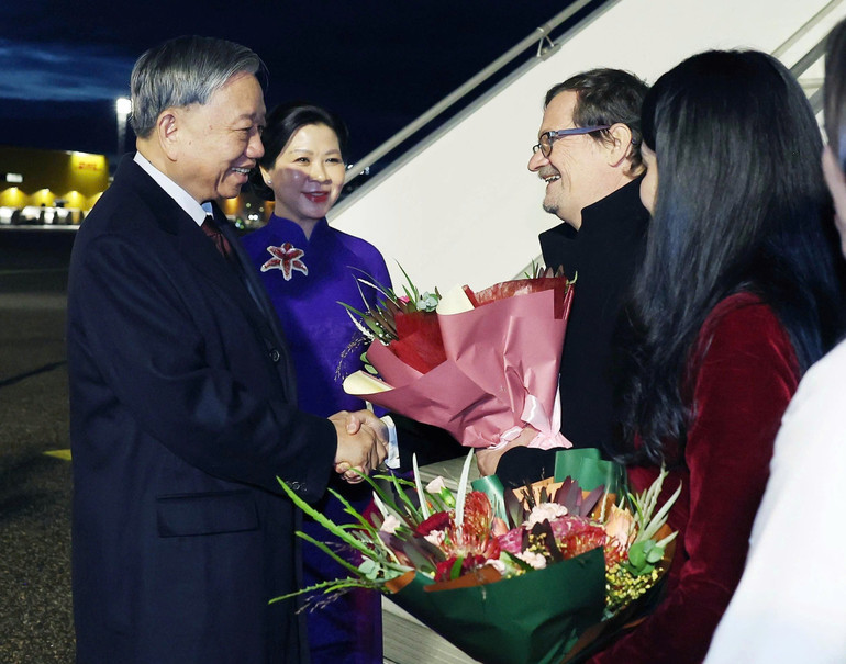 Tổng Bí thư Tô Lâm và Phu nhân đến Thủ đô Helsinki, bắt đầu chuyến thăm chính thức Cộng hòa Phần Lan. (Ảnh: TTXVN) pl2.jpg