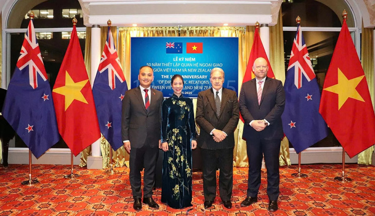 Đại sứ Phạm Minh Giang cùng phu nhân chụp ảnh kỷ niệm cùng các khách mời tại lễ kỷ niệm. (Ảnh: Đại sứ quán Việt Nam tại New Zealand) ky-niem-50-nam-thiet-lap-quan-he-ngoai-giao-viet-nam-new-zealand-20250618165846.jpg
