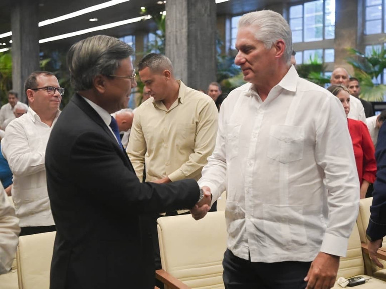 Bí thư Thứ nhất, Chủ tịch nước Cộng hòa Cuba Miguel Diaz-Canel Bermudez và Đại sứ Lê Quang Long tại Lễ kỷ niệm 80 năm Quốc khánh Việt Nam do Ban Chấp hành Trung ương Đảng Cộng sản Cuba tổ chức ngày 25/8 tại thủ đô La Habana. (Ảnh: Đại sứ quán Việt Nam tại Cuba) daisulong1.jpg