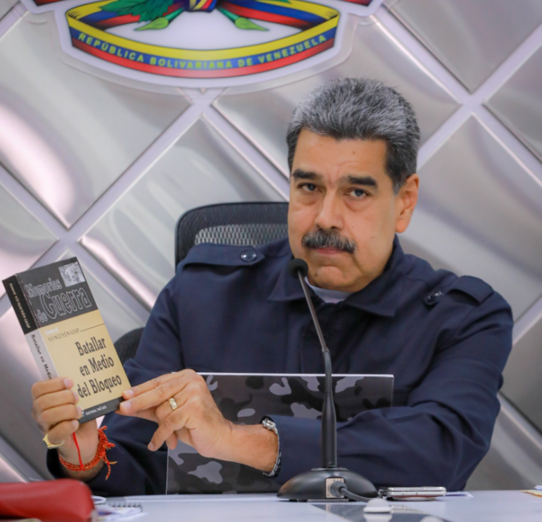 Nhân dịp kỷ niệm 80 năm Quốc khánh Việt Nam, Tổng thống Venezuela Nicolas Maduro đã giới thiệu cuốn hồi ức “Chiến đấu trong vòng vây”. (Ảnh: Đại sứ quán Việt Nam tại Venezuela) 0905tong-thong-maduro-gioi-thieu-cuon-sach-chien-dau-trong-vong-vay-cua-dai-tuong-vo-nguyen-giap.png