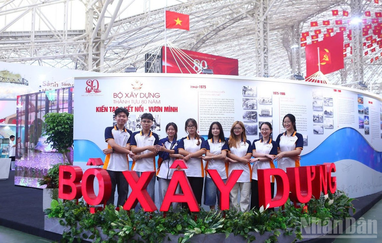 Tân sinh viên tham quan và chụp ảnh kỷ niệm tại gian trưng bày của Bộ Xây dựng. ndo_br_trainghiemchuan4.jpg