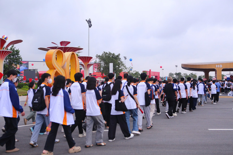Hoạt động trải nghiệm này cũng là một điểm nhấn quan trọng trong chương trình chào mừng năm học mới, đồng thời hướng tới 80 năm thành lập Trường (15/11/1945-15/11/2025). trainghiemchuan2.jpg