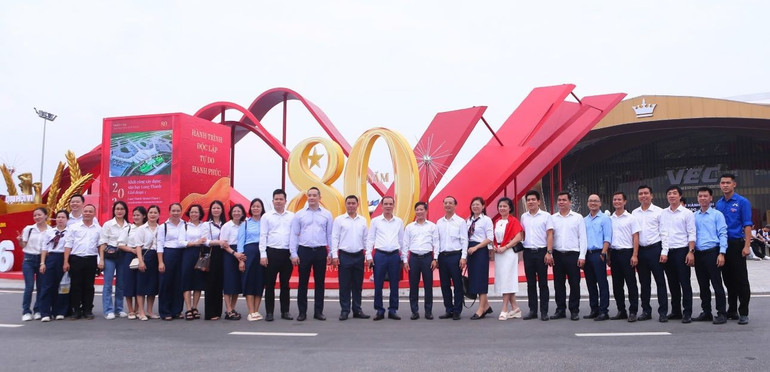 Các thầy cô giáo Trường đại học Công nghệ Giao thông vận tải cùng các tân sinh viên tham quan Triển lãm 80 năm hành trình Độc lập-Tự do-Hạnh phúc. trainghiemchuan3.jpg