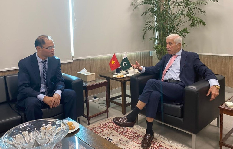 Đại sứ Việt Nam Phạm Anh và Bộ trưởng Qaiser Ahmed Sheikh. (Ảnh: Đại sứ quán Việt Nam tại Pakistan) pa3.jpg