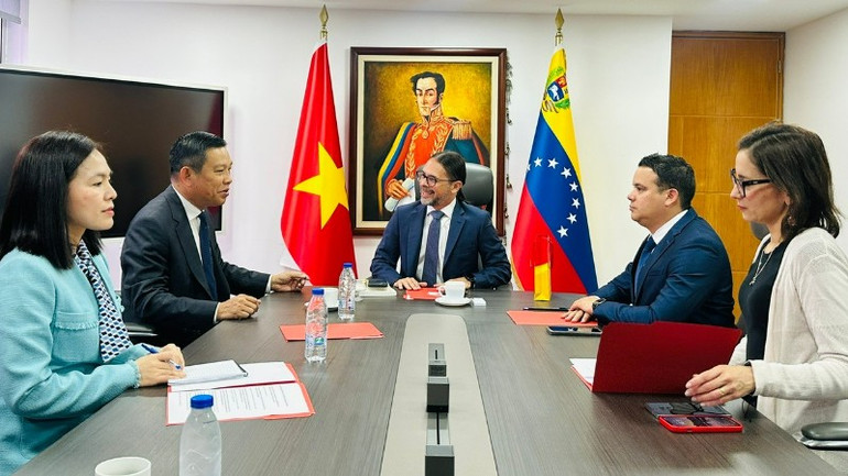 Phó Tổng thống Freddy Nánez tiếp Đại sứ Vũ Trung Mỹ. (Ảnh: Đại sứ quán Việt Nam tại Venezuela) my2-7429.jpg