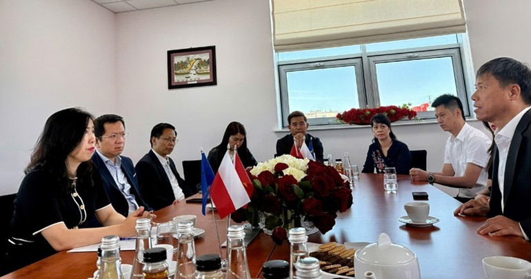 Đoàn công tác thăm trung tâm thương mại ASG tại Warsaw. (Ảnh: Ủy ban Nhà nước về người Việt Nam ở nước ngoài) balan4.jpg