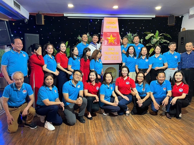 Thứ trưởng Ngoại giao Lê Thị Thu Hằng và các “chiến sĩ Trường Sa” của Câu lạc bộ Hoàng Sa-Trường Sa (Ba Lan). (Ảnh: Ủy ban Nhà nước về người Việt Nam ở nước ngoài) balan3.jpg