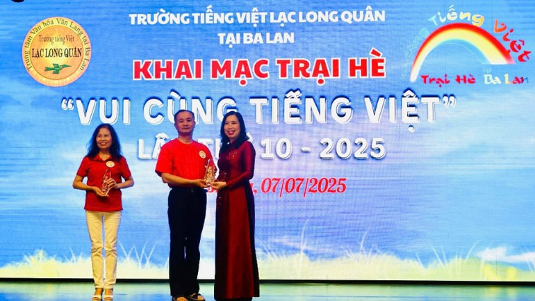 Thứ trưởng Ngoại giao Lê Thị Thu Hằng trao tặng kỷ niệm chương tri ân các thầy cô giáo dạy tiếng Việt. (Ảnh: Ủy ban Nhà nước về người Việt Nam ở nước ngoài) balan2-8266.jpg