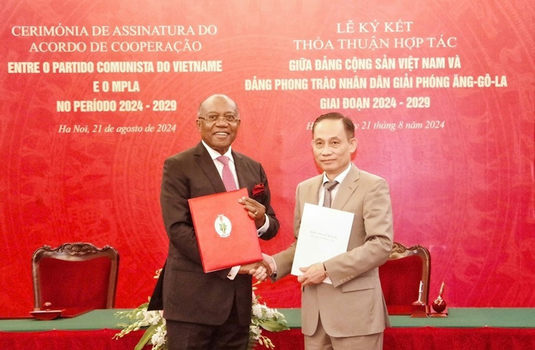 Trong khuôn khổ chuyến thăm và làm việc tại Việt Nam, ngày 21/8/2024, đồng chí Manuel Domingos Augusto, Bí thư Trung ương Đảng phụ trách đối ngoại Đảng Phong trào Nhân dân Giải phóng Angola (MPLA) và đồng chí Lê Hoài Trung, Bí thư Trung ương Đảng, Trưởng Ban Đối ngoại Trung ương đã ký kết Thỏa thuận hợp tác giữa Đảng Cộng sản Việt Nam và Đảng MPLA giai đoạn 2024-2029. (Ảnh: THÙY LINH) lht2.jpg