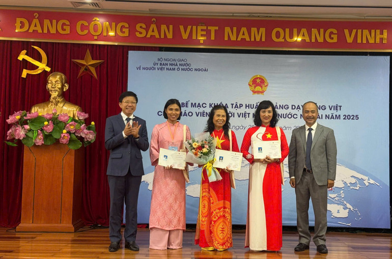 Der Vorsitzende des Staatskomitees für Auslandsvietnamesen, Nguyen Trung Kien, und Professor Dr. Hoang Anh Tuan, Rektor der Universität für Sozial- und Geisteswissenschaften, überreichten Lehrerinnen mit herausragenden Leistungen Zertifikate. (Foto: KHÁNH LAN) bemac3.jpg