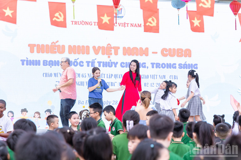 Children from both countries participated in many special performances at the exchange. ndo_br_giaoluu2.jpg