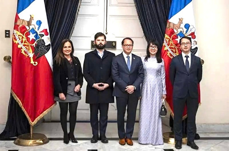 Tổng thống Chile Gabriel Boric Font và Đại sứ Nguyễn Việt Cường cùng các đại biểu. (Ảnh: Đại sứ quán Việt Nam tại Chile) le2.jpg