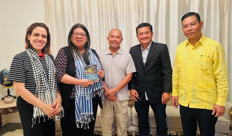 Thứ trưởng Ngoại giao Venezuela Tatiana Pugh Moreno (thứ 2 từ trái sang) và Đoàn Việt Nam sang tham dự Đại hội. (Ảnh: Đại sứ quán Việt Nam tại Venezuela) thu-truong-ng-venezuela-tatiana-pugh-va-doan-vn.jpg