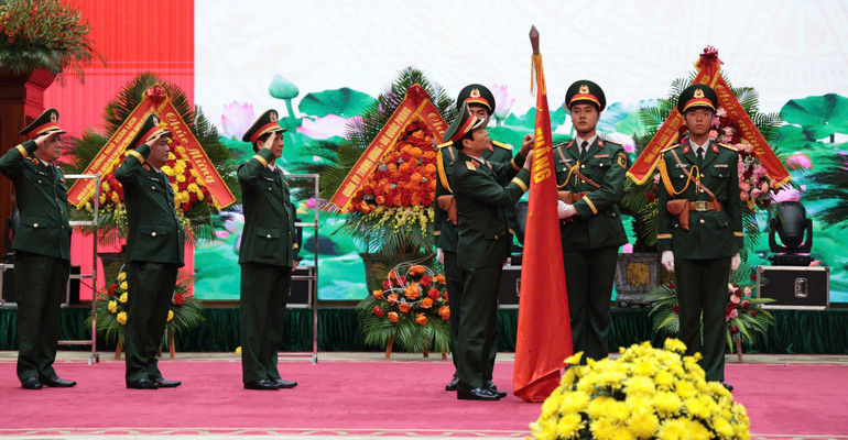 Thừa ủy quyền của Chủ tịch nước, Đại tướng Nguyễn Tân Cương trao Huân chương Bảo vệ Tổ quốc hạng Nhì tặng Cục Tác chiến và Cục Bản đồ trước đây (nay là Cục Tác chiến). anh-huanchuong.jpg