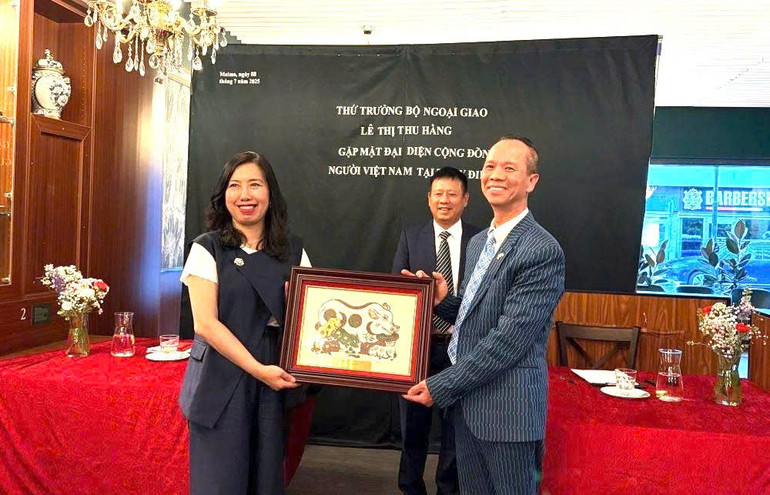 Thứ trưởng Lê Thị Thu Hằng tặng quà kỷ niệm cho đại diện cộng đồng người Việt Nam tại Thụy Điển (Ảnh: Ủy ban Nhà nước về người Việt Nam ở nước ngoài) dm.jpg