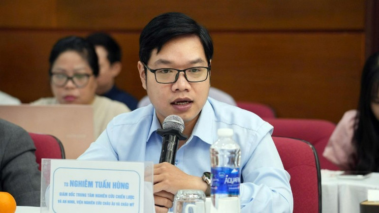 Tiến sĩ Nghiêm Tuấn Hùng - Giám đốc Trung tâm Nghiên cứu chiến lược và an ninh, Viện Nghiên cứu châu Âu và châu Mỹ tại tọa đàm. (Ảnh: HOÀNG THẮNG) ht5-8691-6876.jpg