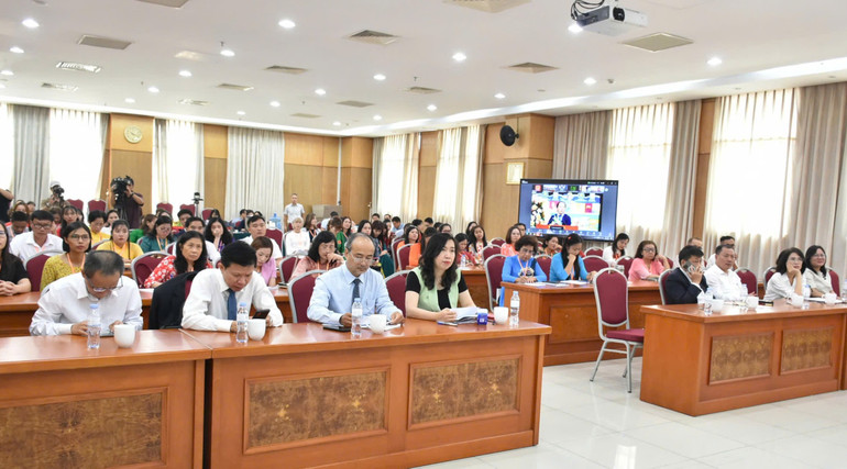 Các đại biểu tham dự buổi lễ. z6906391912375-8485b03b2df896f2eceb8b43161feb54.jpg