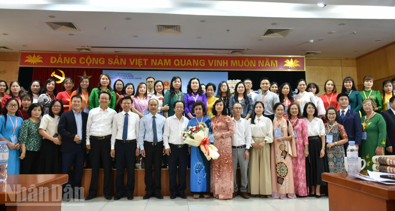 Ban Tổ chức chụp ảnh kỷ niệm với các giáo viên kiều bào tham gia khóa học. ndo_bl_khaimac3.jpg