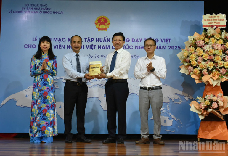 Giáo sư-Tiến sĩ Hoàng Anh Tuấn đã thay mặt nhà trường trao tặng Ủy ban Nhà nước về người Việt Nam ở nước ngoài bộ Từ điển Ngôn ngữ học. ndo_br_khaimac2-513.jpg