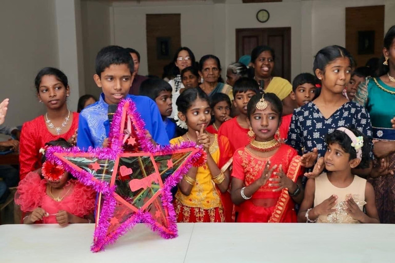 Đông đảo các em thiếu nhi Sri Lanka tham dự chương trình đón Tết Trung thu. (Ảnh: Đại sứ quán Việt Nam tại Sri Lanka) sri3.jpg