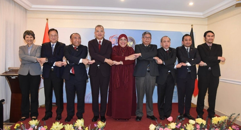 Các Đại sứ, đại diện các nước ASEAN tại Kuwait tham dự sự kiện chụp ảnh kỷ niệm. (Ảnh: Đại sứ quán Việt Nam tại Kuwait) k1.jpg
