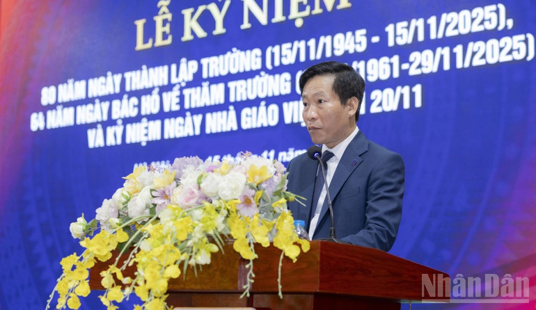 Tijdens de ceremonie sprak universitair hoofddocent Dr. Nguyen Hoang Long, directeur van de Universiteit voor Transporttechnologie. ndo_br_giaothong3.jpg