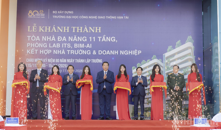 Minister van Bouw Tran Hong Minh, rector van de Universiteit voor Transporttechnologie Nguyen Hoang Long en afgevaardigden knipten het lint door ter opening van het 11 verdiepingen tellende multifunctionele gebouw en het ITS, BIM - AI Laboratorium. ndo_br_catbangkhanhthanh.jpg