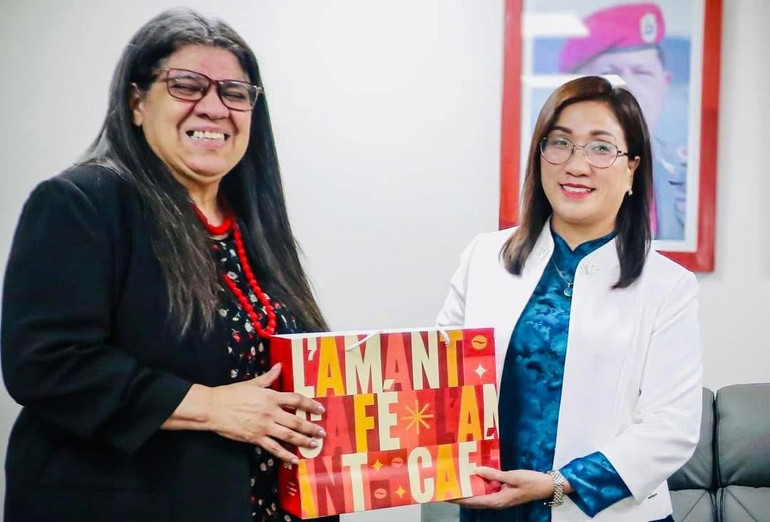 Phó Trưởng Ban Tuyên giáo và Dân vận Trung ương Đinh Thị Mai Thứ trưởng Ngoại giao Venezuela Tatiana Pugh. (Ảnh: Đại sứ quán Việt Nam tại Venezuela) tg8.jpg